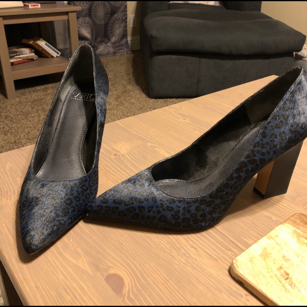 Blue and black leopard print pumps